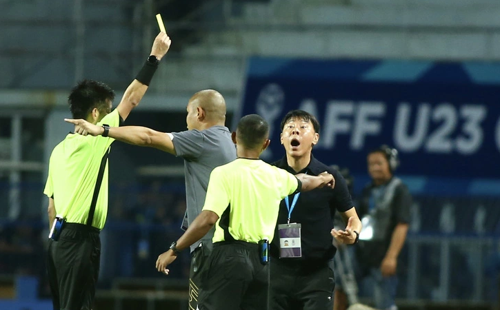 Thua cay cú U23 Việt Nam, HLV Shin Tae Yong đổ thừa cho trọng tài: ‘Ông ta thiên vị Việt Nam trắng trợn’