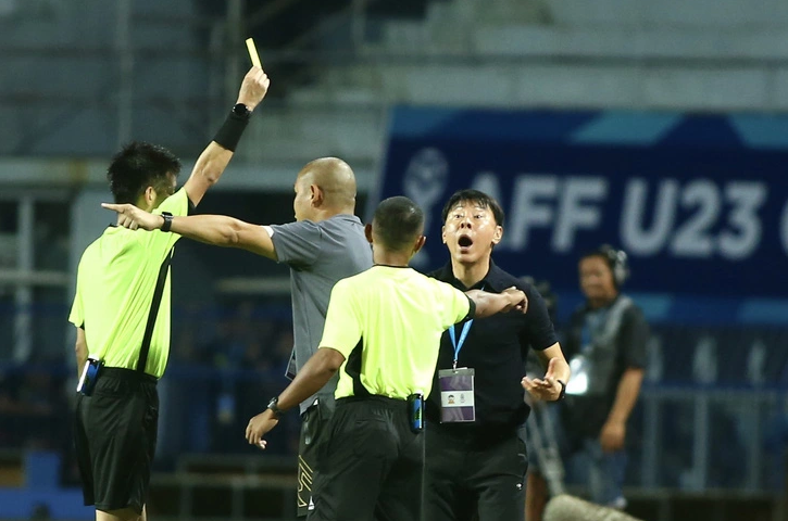 Thua cay cú U23 Việt Nam, HLV Shin Tae Yong đổ thừa cho trọng tài: ‘Ông ta thiên vị Việt Nam trắng trợn’