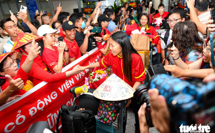 Huỳnh Như bật khóc khi được fan Việt bủa vây: ‘Chúng em cảm ơn tình cảm nồng nhiệt của mọi người’