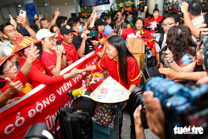 Huỳnh Như bật khóc khi được fan Việt bủa vây: ‘Chúng em cảm ơn tình cảm nồng nhiệt của mọi người’