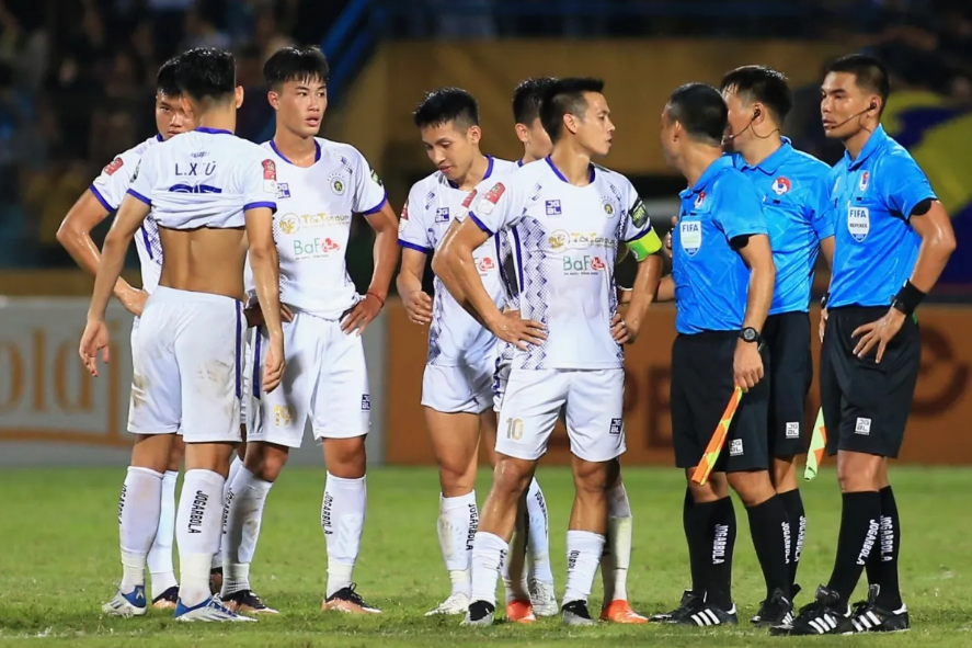 Chuyên gia Ngô Thuấn chỉ trích Văn Quyết: ‘Đừng có tiêu chuẩn kép, Hà Nội FC bao lần được trọng tài ưu ái sao không kể ra’