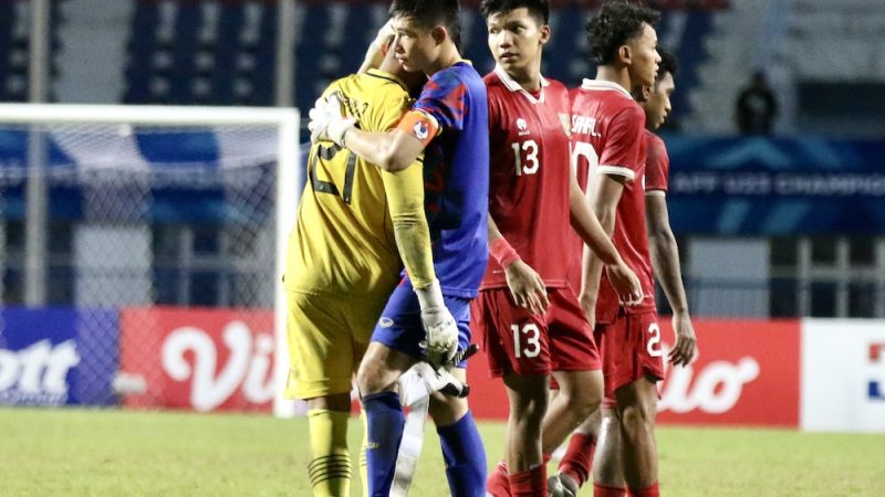 Thủ môn U23 Indonesia bật khóc nức nở khi bị chỉ trích là tội đồ: ‘Thật buồn vì tôi lại thất bại ở thời khắc quan trọng’