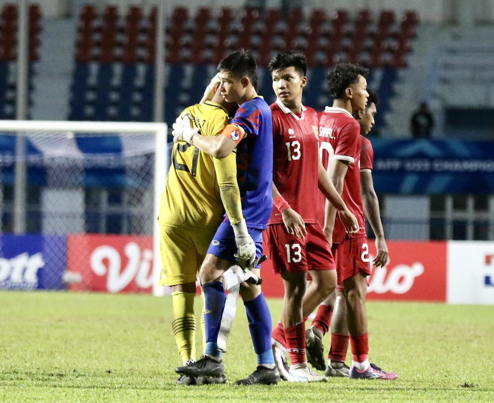 Thủ môn U23 Indonesia bật khóc nức nở khi bị chỉ trích là tội đồ: ‘Thật buồn vì tôi lại thất bại ở thời khắc quan trọng’