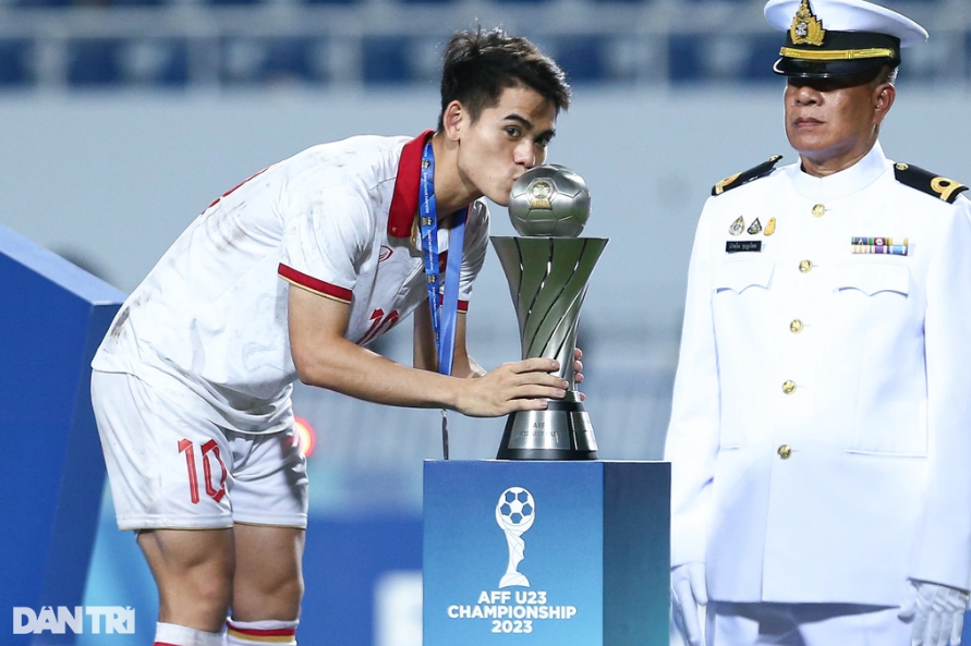 Chưa hết cay cú sau 2 tuần, Indonesia chính thức khởi kiện U23 Việt Nam lên AFF Cup: ‘1 là trả lại Cúp, 2 là đá lại trận chung kết, bằng không chúng tôi sẽ rời AFF’