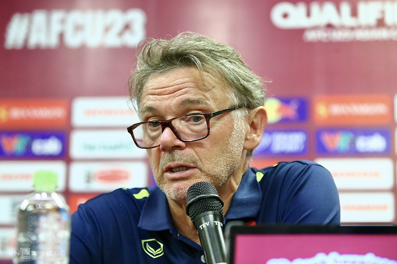 HLV Troussier nói thẳng sau làn sóng chỉ trích vừa qua: ‘Muốn dự World Cup thì không thể đá phòng ngự được, tôi đang dần hoàn thiện lối đá tiki taka, ban bật nhỏ nhuyễn phù hợp thể trạng người Việt’