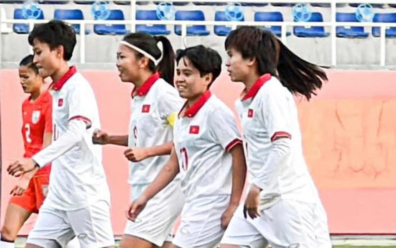 Ghi bàn giúp tuyển nữ Việt Nam đánh bại Ấn Độ, Huỳnh Như hạnh phúc: ‘Chúng em vẫn luôn cố gắng, nỗ lực hàng ngày’