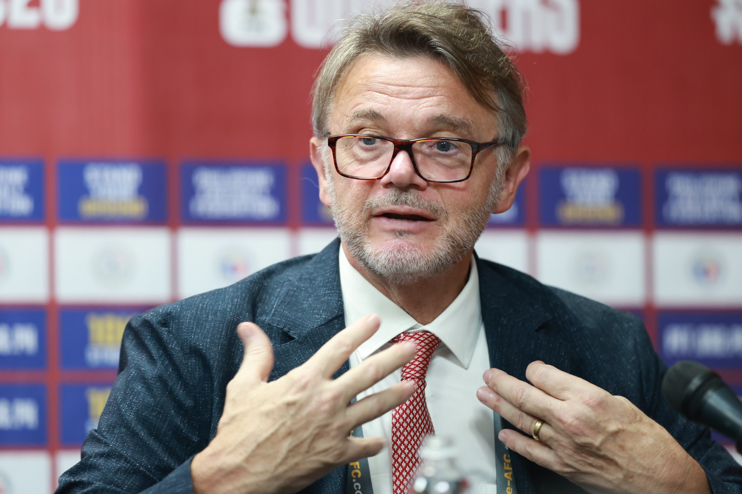 HLV Troussier: ‘Tôi đang từng bước gây dựng ĐT Việt Nam đá triết lý bóng ngắn đẹp mắt hiệu quả, thắng Philippines đã chứng minh điều đó’