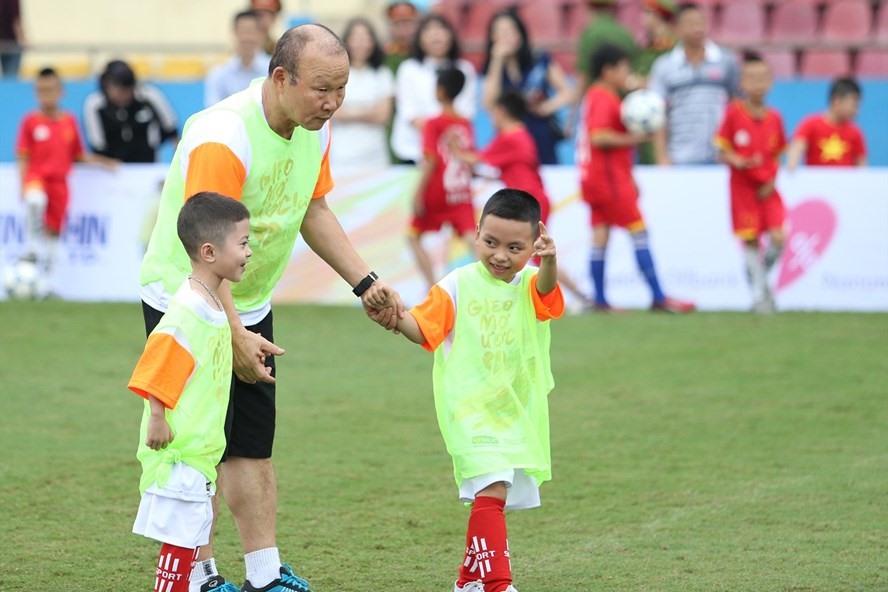 Thầy Park: ‘Tôi muốn dốc hết gia sản, tâm huyết để nâng tầm cho cầu thủ trẻ Việt Nam’