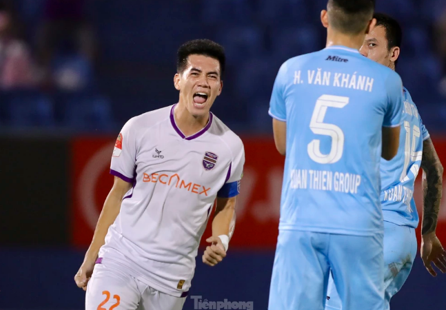 Liên tiếp ghi bàn, Tiến Linh đua Vua phá lưới nội V-League: ‘Tôi phải cố gắng để người ta không còn chê là chân gỗ bất tài’