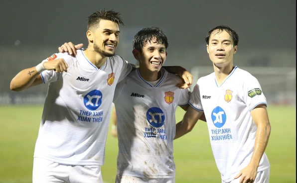Văn Toàn, Hồng Duy thay nhau ghi bàn, Nam Định toàn thắng 4 trận liên tiếp: ‘Củng cố vững chắc ngôi đầu, có cơ hội lớn vô địch V.League’
