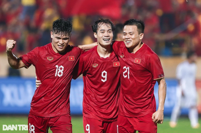 Danh sách tuyển Việt Nam đá Asian Cup: HLV Troussier bất ngờ nhận tin vui
