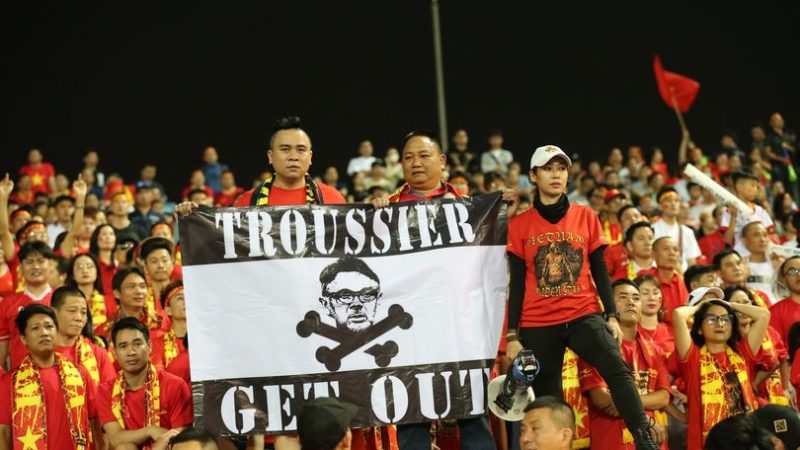 HLV Troussier: ‘Bóng đá có lúc thắng lúc thua là chuyện bình thường, ở Việt Nam toàn fan phong trào chỉ thích bóng đá thắng. Các bạn ch.ửi tôi như thế thì đừng ăn mừng khi Việt Nam vô địch AFF Cup 2024 nhé’