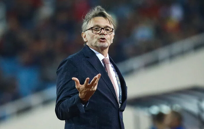 HLV Troussier: ‘Chẳng việc gì mà tôi phải từ chức cả. Tin tôi đi, tôi đang đưa bóng đá Việt Nam trên con đường dự World Cup’