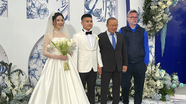 Xôn xao ảnh HLV Troussier kề vai thầy Park tới dự đám cưới Quang Hải, thực hư ra sao?