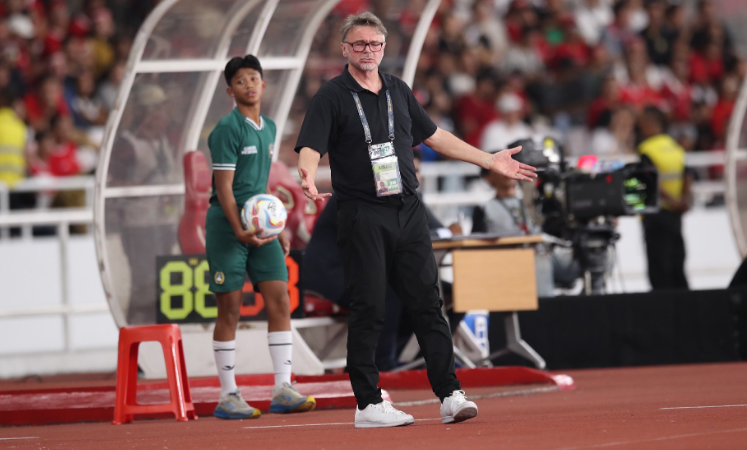 BLV Quang Sáng: ‘Mỗi tháng trả Troussier 1 tỷ rưỡi tiền lương nhưng giờ VL World Cup xem như sắp tạch rồi, AFF Cup thì chỉ dám đặt mục tiêu vượt qua vòng bảng. Tôi không hiểu nổi các ông VFF nữa rồi’