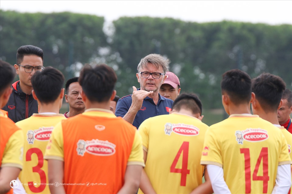 HLV Troussier triệu tập số lượng lớn cầu thủ trẻ lên tuyển: ‘Tôi có kế hoạch dài hơi cho bóng đá Việt Nam’