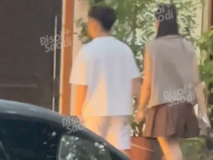 Chồng cũ MC Mai Ngọc nắm chặt tay gái xinh trên phố chỉ sau 1 tháng thông báo ly hôn: Tình mới tưởng ai xa lạ, hóa ra là nàng hậu có triệu fan