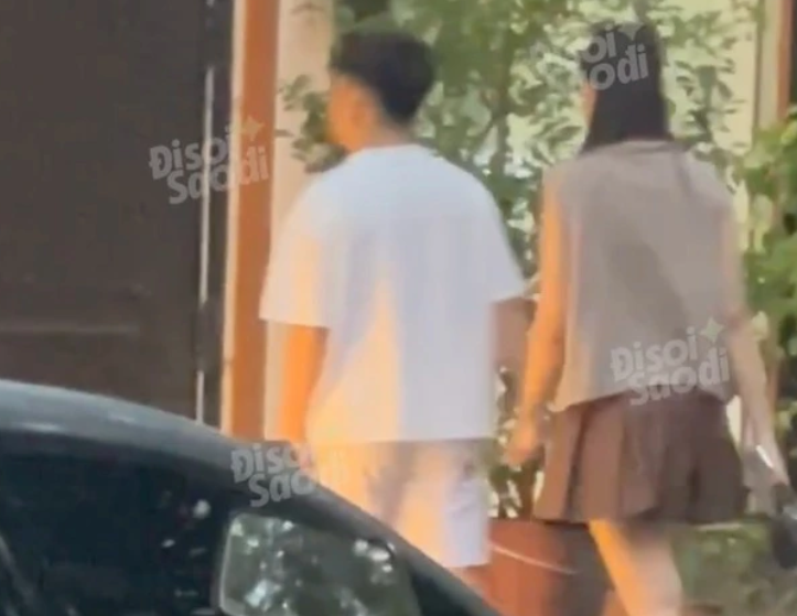 Chồng cũ MC Mai Ngọc nắm chặt tay gái xinh trên phố chỉ sau 1 tháng thông báo ly hôn: Tình mới tưởng ai xa lạ, hóa ra là nàng hậu có triệu fan