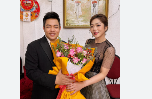 Quang Lê thừa nhận sẽ làm đám cưới sớm với Hà Thanh Xuân sau khi được khán giả lớn tuổi hỏi thẳng trên sân khấu trong show diễn mới nhất của cả 2