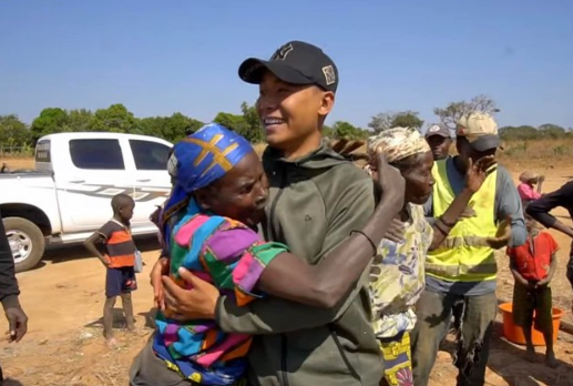 Quang Linh bị s.oi từ thiện ở châu Phi mà không giúp quê nhà, gia đình lên tiếng: Cháu đưa tiền cho gia đình quyên góp hàng trăm triệu mà không kể với ai. Còn nói luôn về bạn gái của nam Vlogger