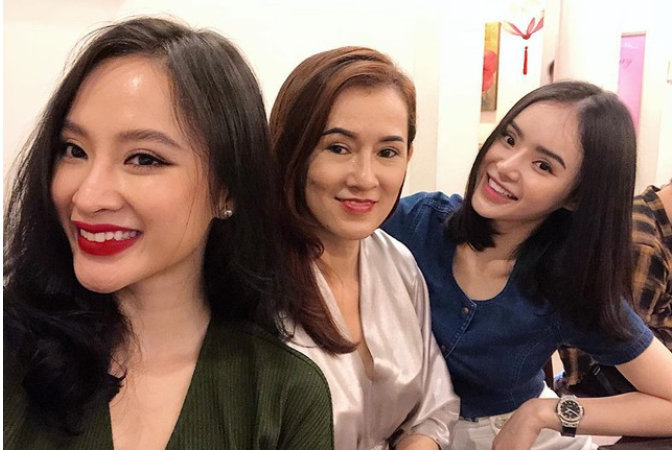 Mẹ của Angela Phương Trinh: ‘Tuy tôi giận con hai năm không nói chuyện, nhưng vẫn thương con lắm. Tôi và con gái thứ hai, mọi người đều ngày đêm thương nhớ con, quay đầu là bờ’