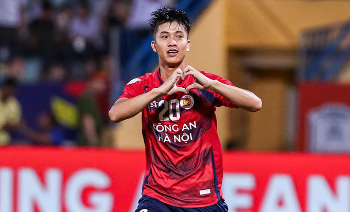 Trò cưng thầy Park, cú ngã đau ở V.League và siêu phẩm hạ CLB Thái Lan làm HLV Kim Sang-sik phải đổi ý