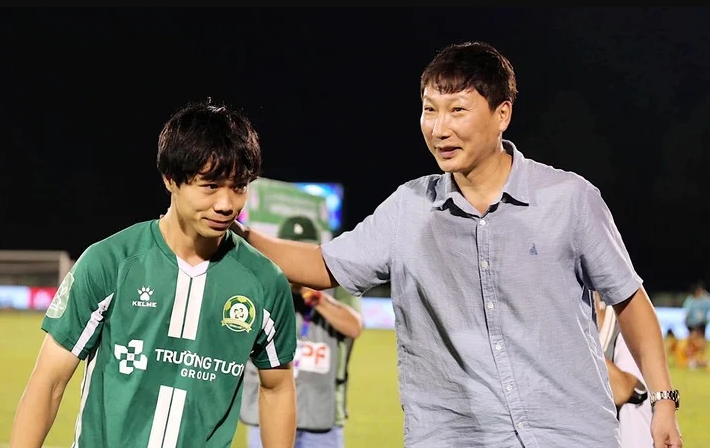 Sau cái xoa đầu thân ái, HLV Kim Sang Sik toan tính triệu tập Công Phượng lên ĐT Việt Nam đá AFF Cup